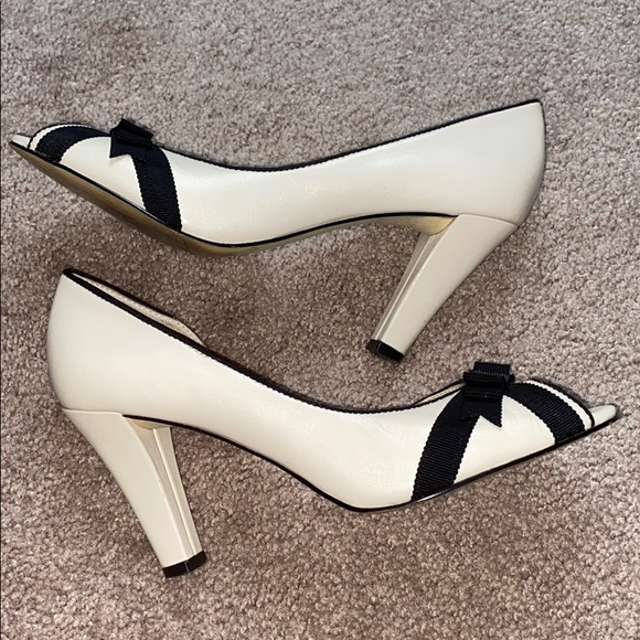 Anne Klein Demos Nude Leather Heel w/ Black Bow - Picture 7 of 14